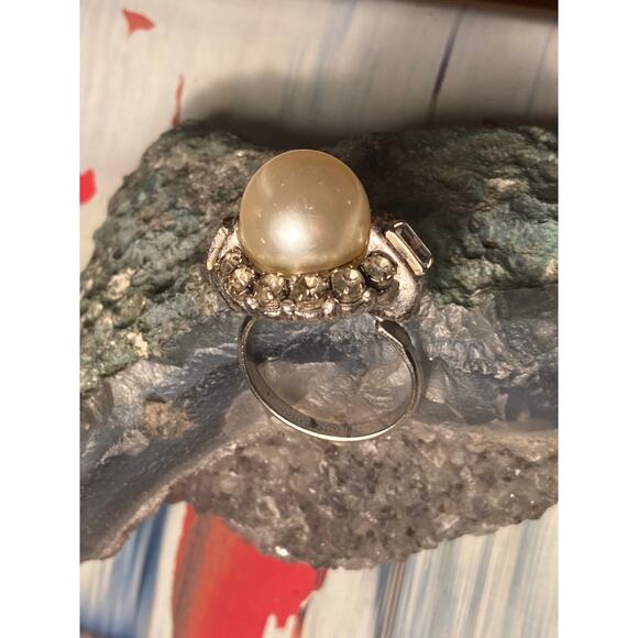 Stunning Vintage Cocktail Ring Faux Pearl + Rhinestones ~ Statement Piece! - Picture 4 of 5